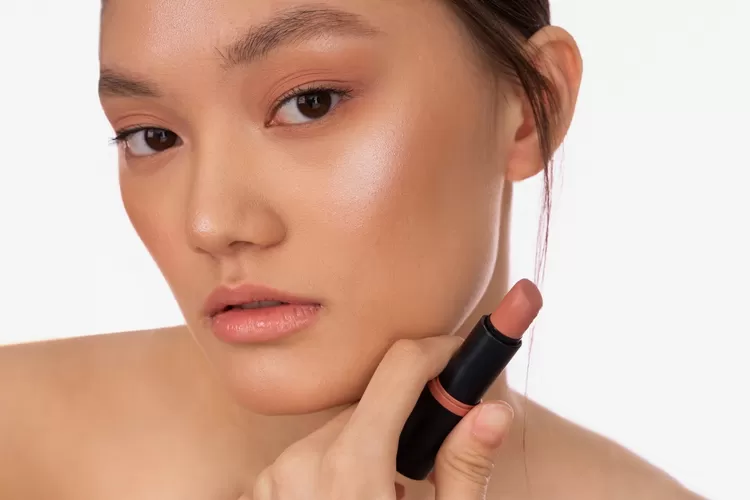 Lipstik Nude: Tren Kecantikan Minimalis Yang Tetap Menawan