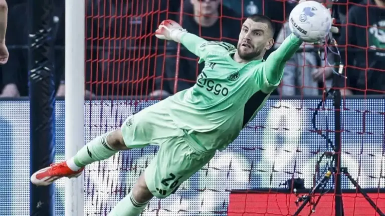Ajax 2-0 NAC: Maarten Paes Jaga Gawang Sempurna