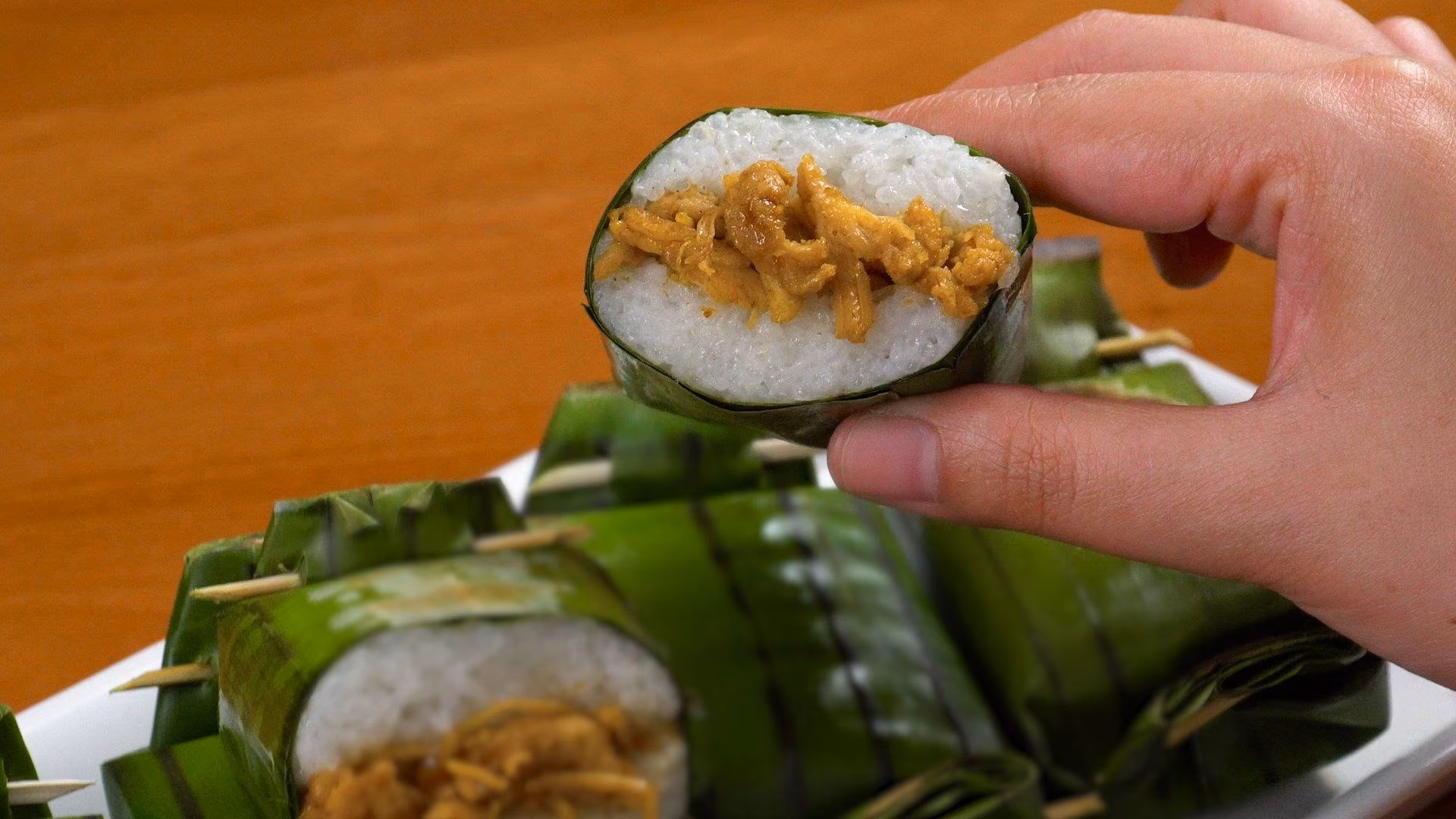 Lemper Ketan Isi Ayam Suwir: Sajian Tradisional Yang Penuh Rasa