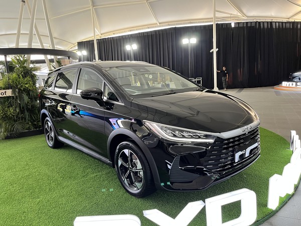 BYD M6 Resmi Masuk Pasar, Inovasi Mobil Keluarga Terbaru