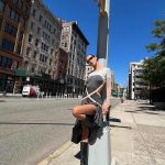 Street Style Bella Hadid Viral, Kombinasi Outfit Yang Bikin Terpana