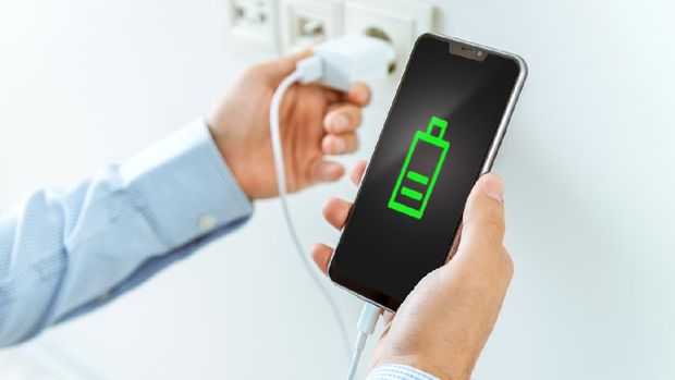 Baterai HP Tetap Awet! Ini Cara Mengisi Daya Yang Benar