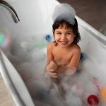 Bukan Sekadar Mitos! Ini Fakta Mandi Setelah Makan Pada Anak