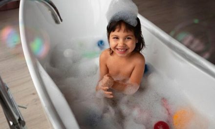 Bukan Sekadar Mitos! Ini Fakta Mandi Setelah Makan Pada Anak