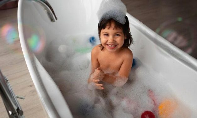Bukan Sekadar Mitos! Ini Fakta Mandi Setelah Makan Pada Anak