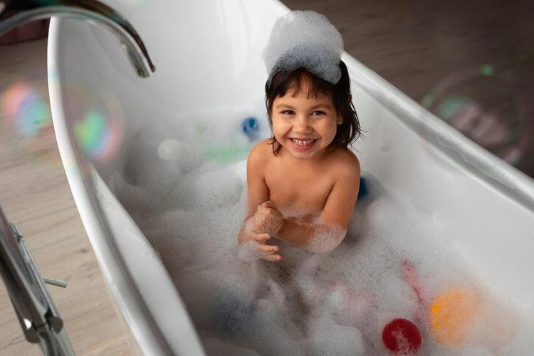 Bukan Sekadar Mitos! Ini Fakta Mandi Setelah Makan Pada Anak