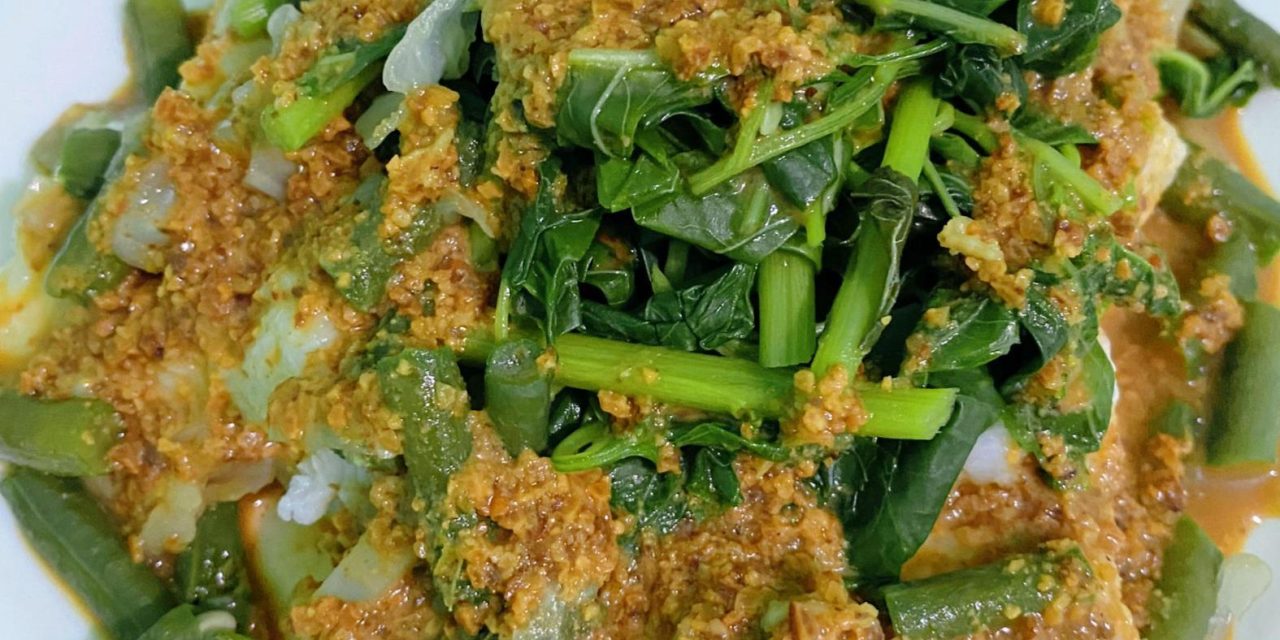 Bikin Nagih! Lontong Pecal Punya Bumbu Kacang Yang Kaya Rasa