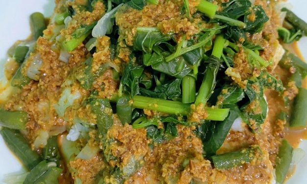Bikin Nagih! Lontong Pecal Punya Bumbu Kacang Yang Kaya Rasa