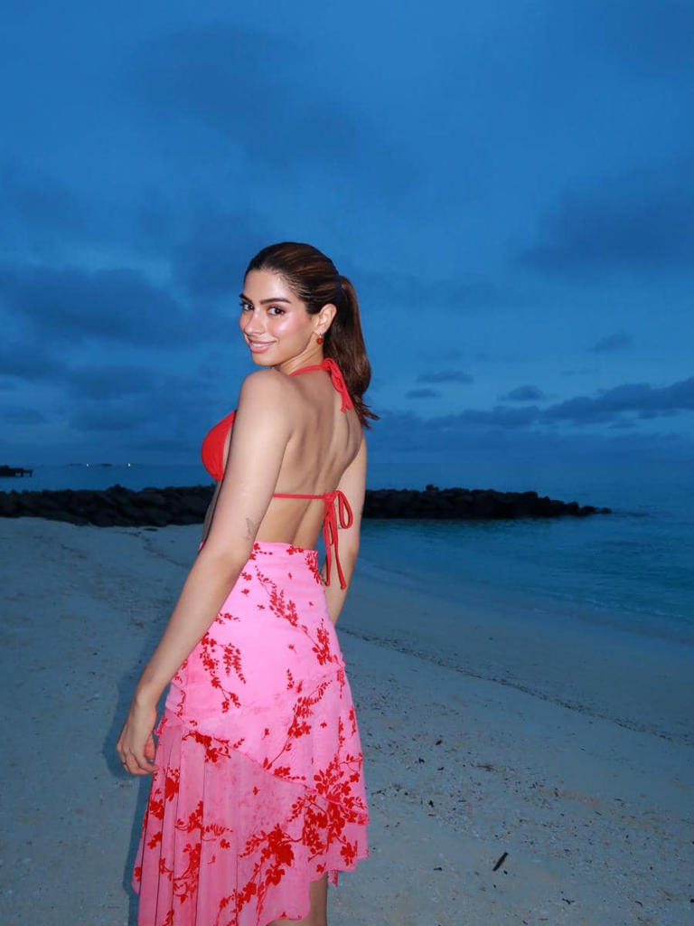 Makin Eksotis! Khushi Kapoor Nikmati Sunset Indah Di Maldives